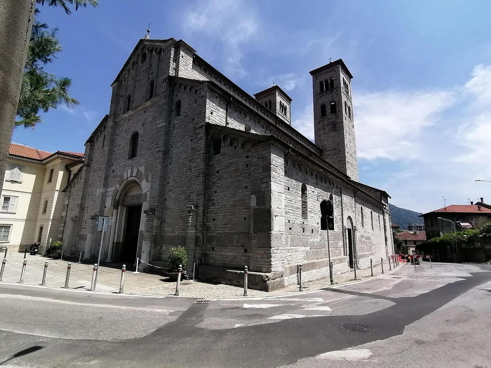 La basilica romanica di Sant'Abbondio a Como con i due campanili gemelli in pietra chiara