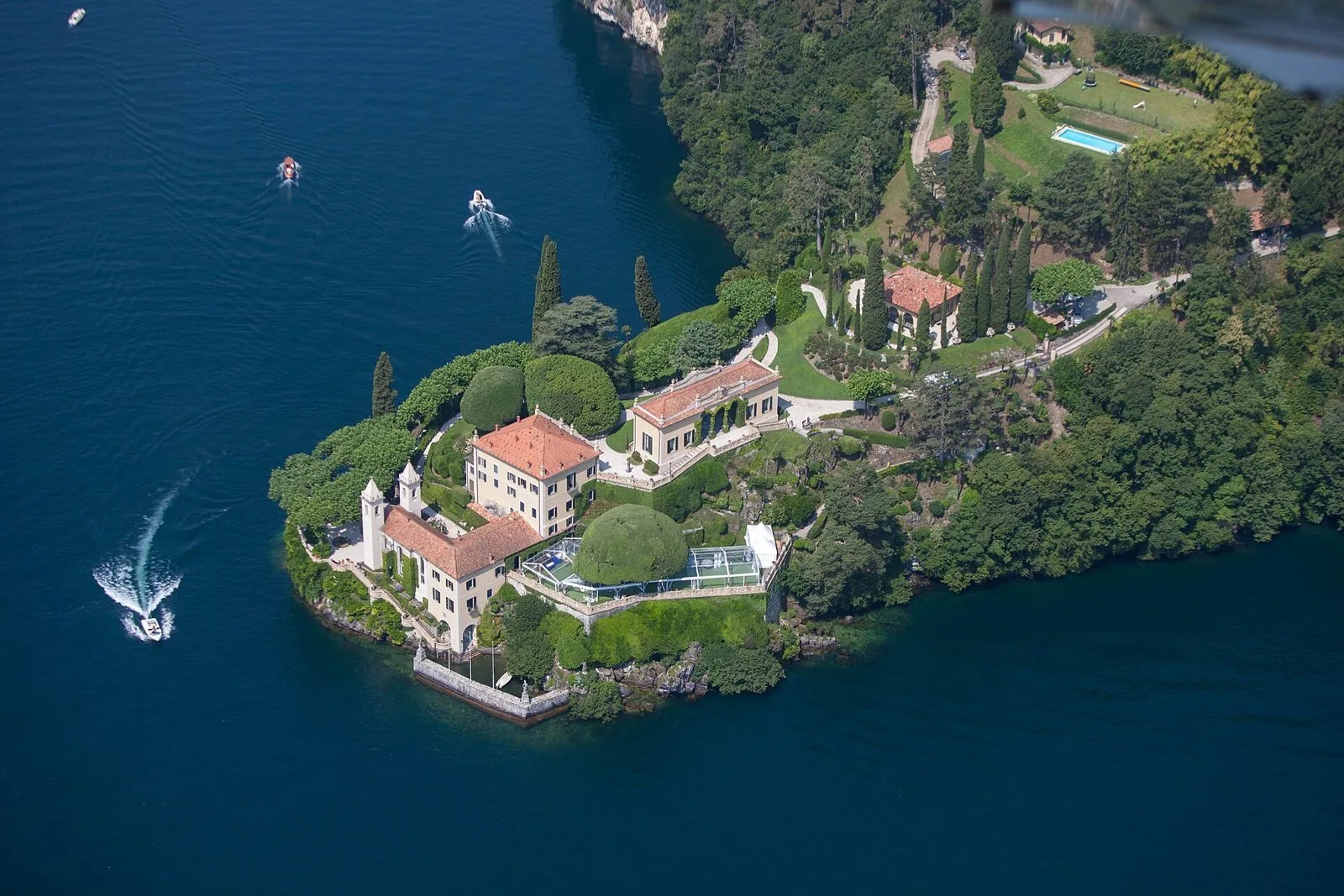 Villa del Balbianello vista dall'alto sul promontorio di Lavedo, circondata dal lago e dai giardini