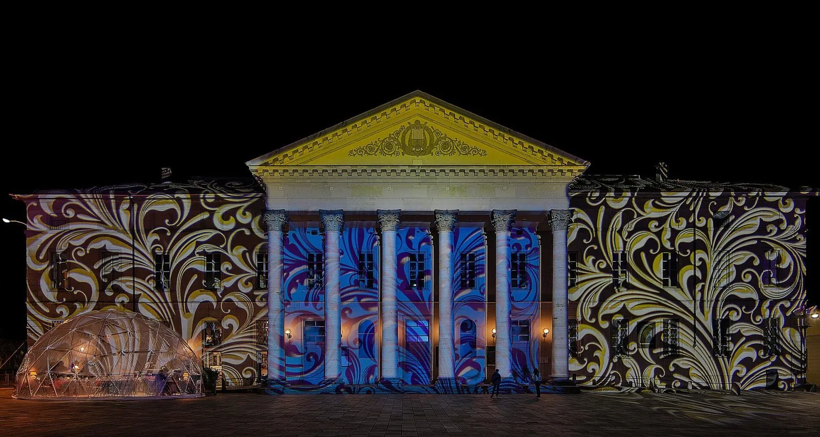 La facciata neoclassica del Teatro Sociale di Como illuminata da proiezioni decorative durante il periodo natalizio